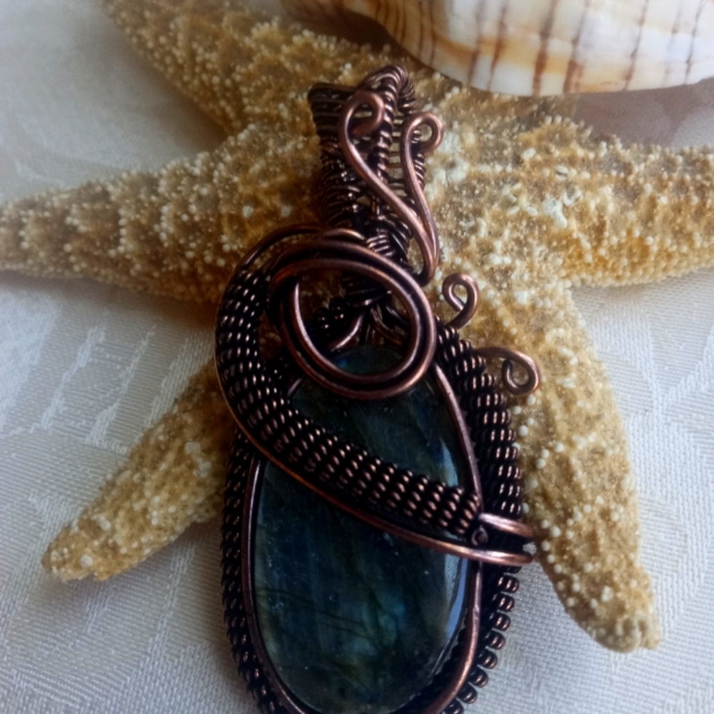 Labradorite wire wrapped pendent